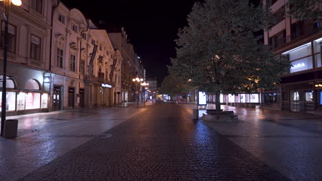 Leere-Einkaufsstraße-Na-Prikopech-Bei-Nacht,-Prag,-Tschechien,-Stadtzentrum,-Sperrung