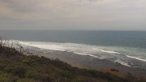 Surfistas-En-El-Mar-En-Bells-Beach,-Durante-El-Día,-Australia-Victoria,-Toma-Amplia