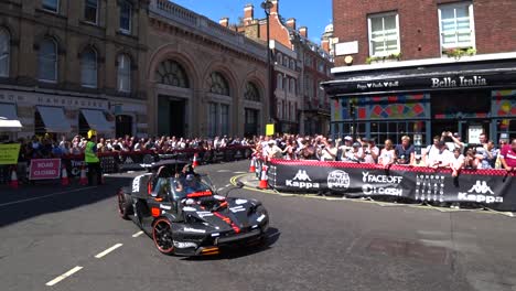 Schwarzes-Batman-Auto-Bei-Berühmtem-Gumball-3000-Event-In-London-Bei-Schönem-Wetter-Präsentiert