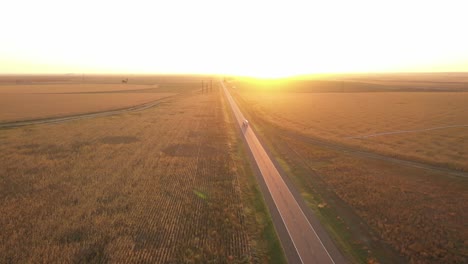 Camionero-Conduciendo-Hacia-El-Amanecer-En-Un-Dron