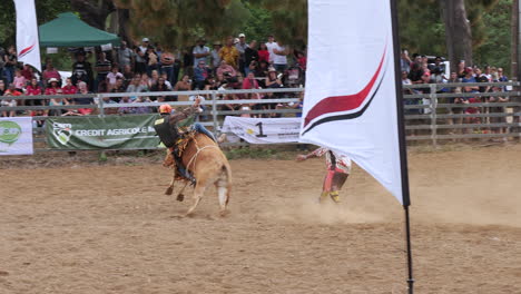 Jinete-De-Toros-Compite-En-Foire-De-Bourail-Rodeo-En-Grande-Terre,-Nueva-Caledonia