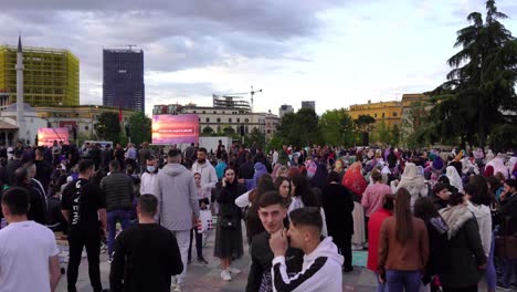 Gente-Religiosa-Reunida-Frente-A-La-Mezquita-Antes-Del-Eid-En-Tirana