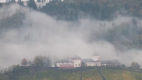 Deutsche-Burg-In-Der-Nähe-Des-Flusses-Mosel-Im-Zeitraffer