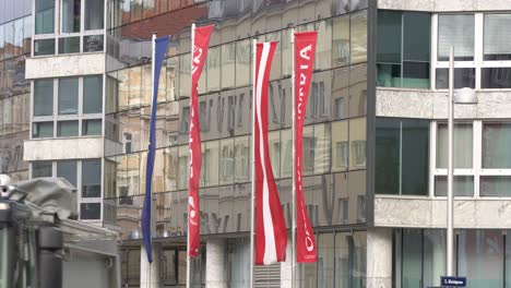 Banderas-De-La-Sede-De-Casinos-En-Austria-Con-Logotipos-Que-Pasan-Por-El-Tráfico