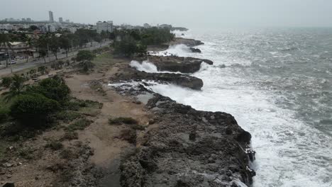 Olas-Rompiendo-En-La-Costa-De-Santo-Domingo-Después-Del-Huracán-Beryl,-República-Dominicana