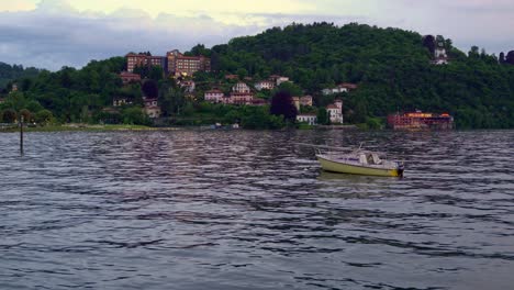 Altes-Motorboot-Isoliert-Auf-Dem-Lago-Maggiore-In-Der-Nähe-Der-Stadt-Laveno-Mombello,-Italien