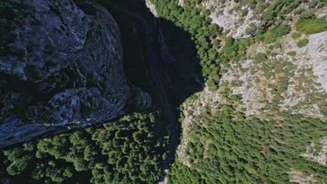 Luftaufnahme-Der-Kurvenreichen-Straße-In-Der-Tiefen-Bicaz-Chei-Schlucht-In-Rumänien