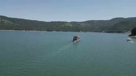 Turista-A-Bordo-De-Un-Barco-Turístico-Del-Lago-Bicaz-De-Verano-En-El-Punto-De-Vacaciones-Rumano