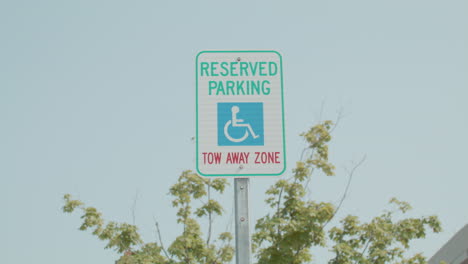 Reservierter-Parkplatz-Schild-Für-Behinderte-Mit-Stabilen-Video-Aufnahme