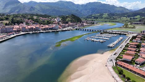 Ribadesella-Badeort-Asturien-Spanien-Berge-Im-Hintergrund-Drohne,-Luftaufnahme