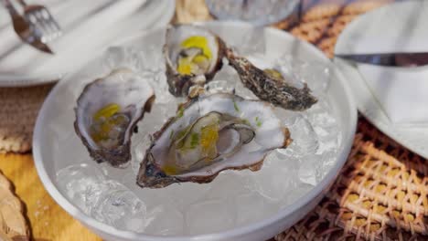 Schönes-Abendessen-Am-Strand