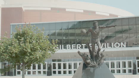 Earvin-Magic-Johnson-statue-on-the-campus-of-Michigan-State-University-in-East-Lansing,-Michigan-with-stable-wide-view