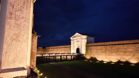 Atemberaubende-Blue-Hour-Aufnahmen-Vom-Eingangsportal-Der-Festung-São-José-De-Macapá,-Brasilien