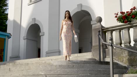 Schöne-Frau-In-Einem-Sommerkleid,-Die-In-Zeitlupe-Die-Treppe-Hinunterläuft