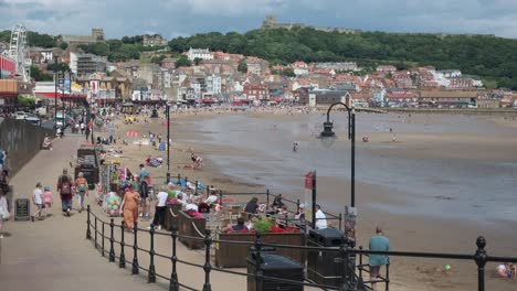 Aufnahmen-Von-Menschen,-Die-Im-Sommer-Am-Und-Um-Den-South-Bay-Beach-In-Scarborough-Spazieren-Gehen,-Während-Familien-Den-Englischen-Küstenbadeort-Genießen