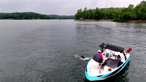 Lake-James-NC,-North-Carolina-Wakesurfing-Luftaufnahme