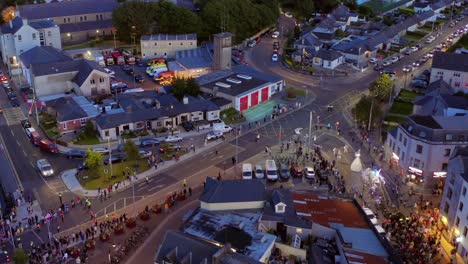 Desfile-Del-Festival-Internacional-De-Arte-De-Galway-Marchando-En-El-Centro-De-La-Ciudad