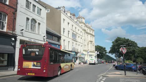 Aufnahmen-Eines-Busses-In-South-Bay,-Scarborough,-North-Yorkshire-An-Einem-Sommertag