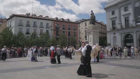 Weitwinkel-Ansicht-Aus-Dem-Teil-Des-Traditionellen-Spanischen-Tanzes-Namens-Chotis,-Madrid,-Spanien