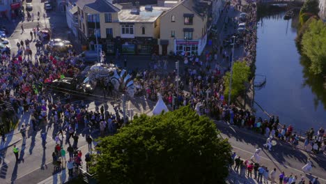 Vista-Aérea-Del-Desfile-De-Pegaso-En-El-Centro-De-La-Ciudad-De-Galway,-Mostrando-Una-Gran-Multitud-De-Espectadores.