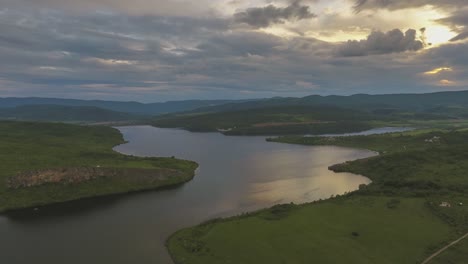 Luftaufnahmen-Eines-Staudamms-In-Bulgarien-Bei-Sonnenuntergang-Im-Hyperlapse