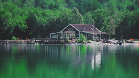 Ein-Kleines-Ländliches-Café-Am-Ufer-Des-Gletschersees-Mit-Smaragdgrünem-Wasser