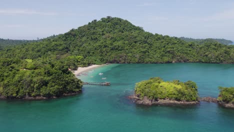 Playa-Natural-Exótica-En-El-Parque-Nacional-De-La-Isla-Coiba-En-Panamá,-Aérea