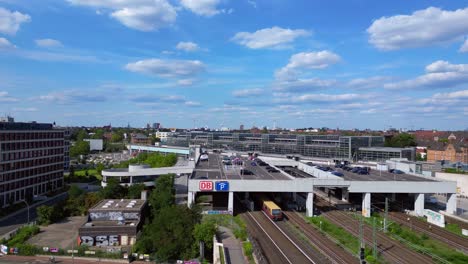 Menschen-Verbinden,-Abfahrt-Und-Ankunft-Des-Zuges-Am-Modernen-Berliner-Bahnhof