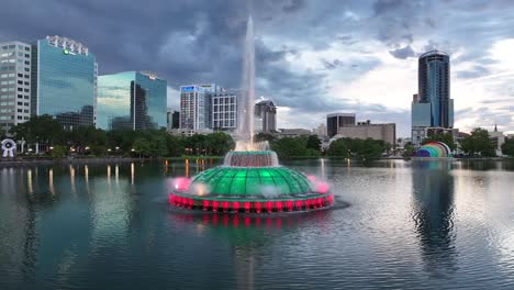 Lake-Eola-Mit-Springbrunnen-Und-Skyline-Der-Innenstadt-Von-Orlando-Bei-Malerischem-Sonnenuntergang