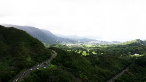 Vista-Aérea-De-Los-Automóviles-Que-Circulan-Por-La-Autopista-Pali-De-Hawaii-En-Oahu.