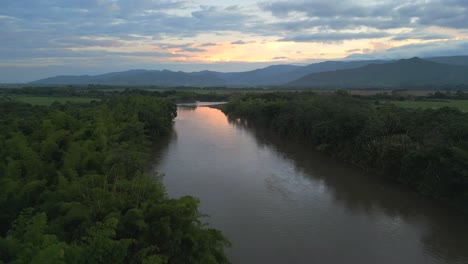 Luftaufnahme-Des-Flusses-Cauca-Bei-Wunderschönem-Sonnenuntergang