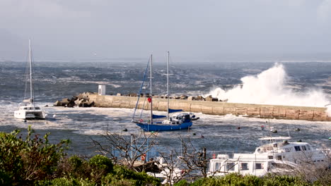 Turbulente-Meereswellen-Brechen-Bei-Stürmischem-Wetter-über-Den-Neuen-Hafenpier-Von-Hermanus