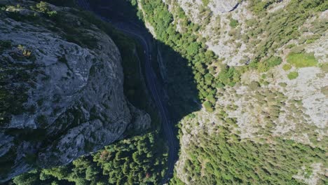 Vista-Aérea-De-Los-Automóviles-Que-Navegan-Por-La-Sinuosa-Carretera-Del-Desfiladero-De-Bicaz-Chei-En-Temporada-Turística