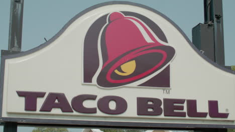 Cartel-Del-Restaurante-Taco-Bell-En-Okemos,-Michigan,-Con-Un-Video-De-Primer-Plano-Estable