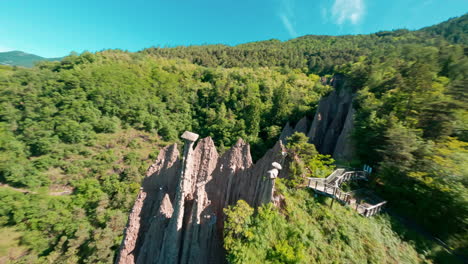 Las-Impresionantes-Pirámides-De-Tierra-De-Segonzano-En-Los-Exuberantes-Alpes-Italianos,-Vista-Aérea