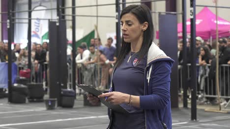 Toma-En-Cámara-Lenta-De-Un-Funcionario-Trabajando-En-Un-Evento-De-Crossfit-Contando-Repeticiones