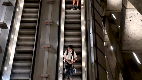 Bajemos-Por-La-Estación-De-Westminster,-Londres,-Reino-Unido.