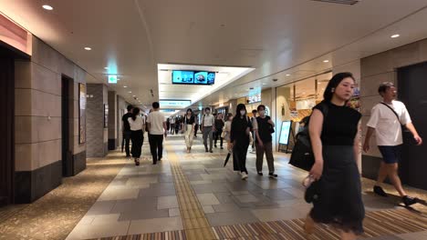 Walking-employees,-tourists-and-local-people-inside-a-shopping-mall