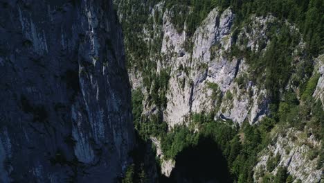 Antenne-Langsam-Aufsteigend-Aus-Der-Bicaz-Chei-Schlucht-In-Rumänien