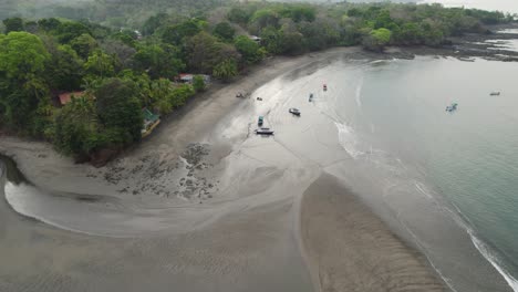 Pescadores-En-Una-Gran-Playa-De-Arena-En-Panamá,-Asentamiento-Local-Tradicional,-Aéreo.