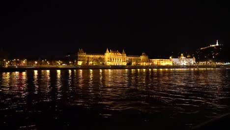 Romantische-Nächtliche-Donaukreuzfahrt-Und-Besichtigung-Des-Budaer-Burgpalastes-Vom-Dinner-Kreuzfahrtschiff-Aus