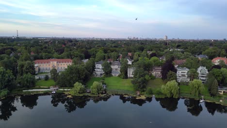 Stadt-Verschmilzt-Mit-Der-Natur-Am-Ufer-Eines-Sees,-Berlin-Grunewald-Luxusvillen-An-Einem-See