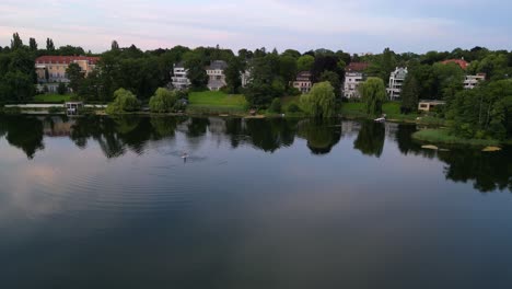 Stadt-Verschmilzt-Mit-Natur-Am-Ufer-Eines-Sees-Stand-Up-Paddle,-Berlin-Grunewald-Luxusvillen-An-Einem-See