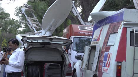 Furgonetas-De-Medios-Indios-Con-Satélite-De-Comunicación-En-Las-Calles-De-Akbar-Road-Para-Cubrir-Eventos-Gubernamentales