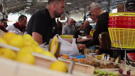 Menschen-Am-Obst--Und-Gemüsestand-Im-Geschäftigen-Provenzalischen-Markt,-Antibes,-Frankreich