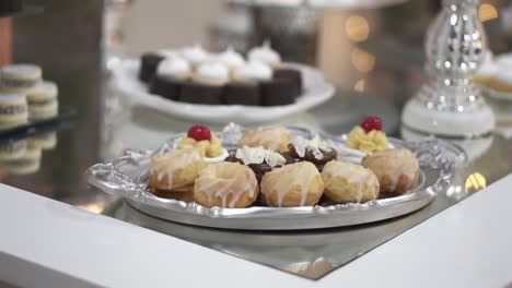 Bandeja-De-Mesa-De-Postres-Dulces-Con-Decoración-De-Glaseado-De-Azúcar,-Regalo-De-Celebración-De-Bodas