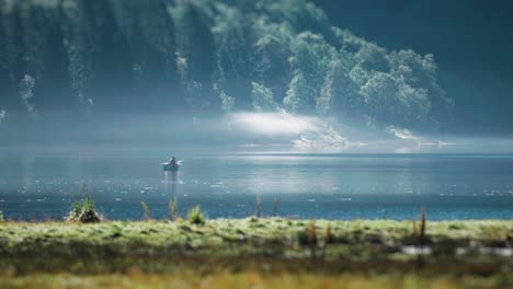 Ein-Fischer-Im-Boot-Auf-Dem-Fjord