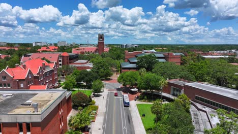 Campus-De-La-Universidad-De-Florida-Con-Edificios-De-Ladrillo-Rojo-Y-Calles-Arboladas