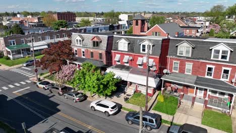 Escena-Aérea-De-Establecimiento-De-Una-Zona-De-Viviendas-Americana-Con-Estacionamiento-De-Autos-El-Día-De-La-Primavera