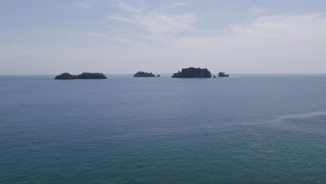 Establecedor-Aéreo-Pequeña-Isla-Coiba-En-Mar-Abierto-En-Panamá,-Día-Nublado